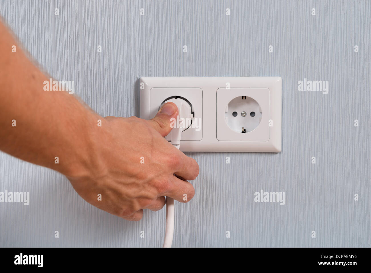 Маленький штекер в розетку. Вытягивание вилки из розетки держась за шнур. Штекер розетки рисунок. Electricity safety rules. Шнур из розетки виндовс.