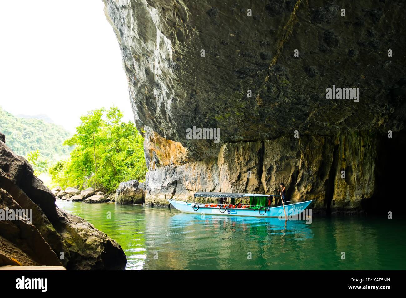 Tourist boats, the mouth of Phong Nha cave with underground river, Phong Nha-Ke Bang National Park, Vietnam Stock Photo