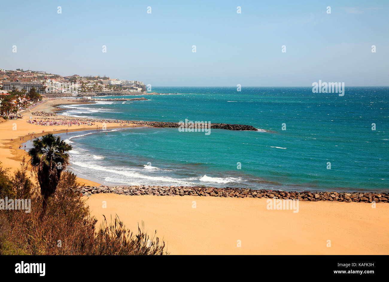 Regenschirm und Sonnenschutz, Strand von Playa del Ingles in Gran Canaria,  Kanarische Inseln, Spanien-Foto: Pixstory / Alamy Stockfotografie - Alamy