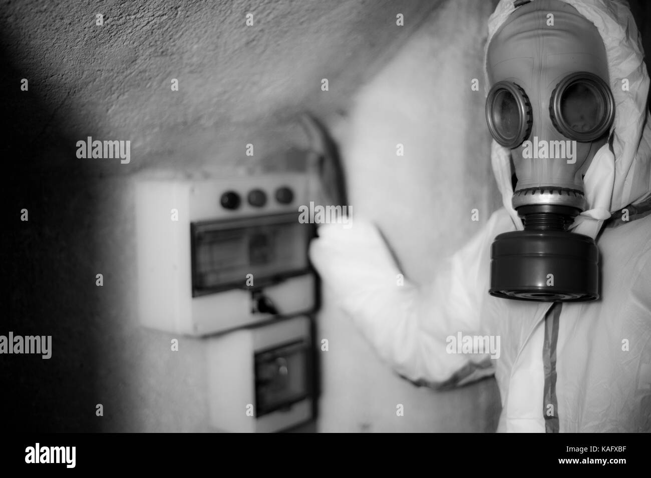 MAN WITH A GAZ  MASK AND  GAS PROOF OUTFIT - CHEMICAL HAZARD - GAS CONTROL DONE BY TECHNICIAN - GAS DANGER - GAS CONTROL © Frédéric BEAUMONT Stock Photo
