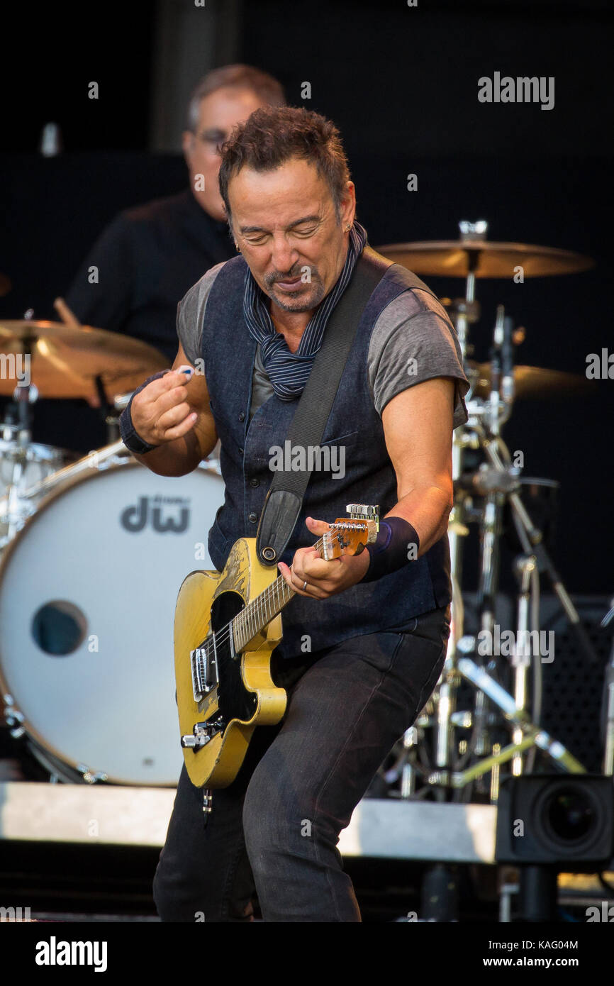 Høre fra sukker forbinde The American singer, songwriter and musician Bruce Springsteen performs a  live concert with his band The E Street Band at Frognerparken in Oslo.  Bruce Springsteen is also known as The Boss and