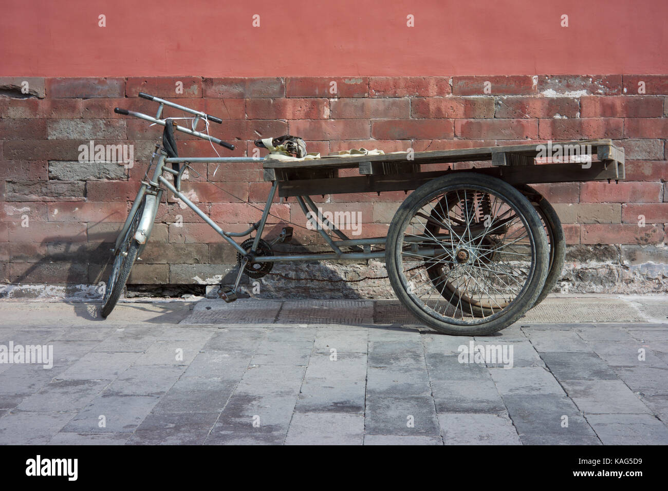 Chinese tricycle hires stock photography and images Alamy