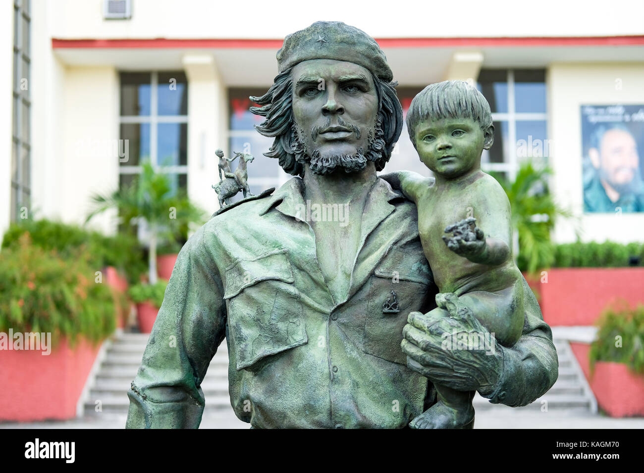 Estatua Che y Niño in Santa Clara, Cuba. The statue depicts Cuban revolutionary Che Guevara holding a young boy, symbolizing the next generation, on h Stock Photo