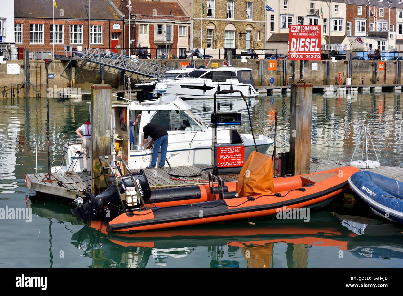 Boat refueling hires stock photography and images Alamy
