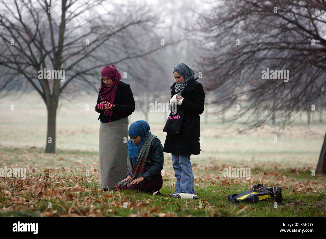 United Kingdom, London : Young Muslim women praying to Mecca in Hyde Park in London on 10 January 2009. Stock Photo