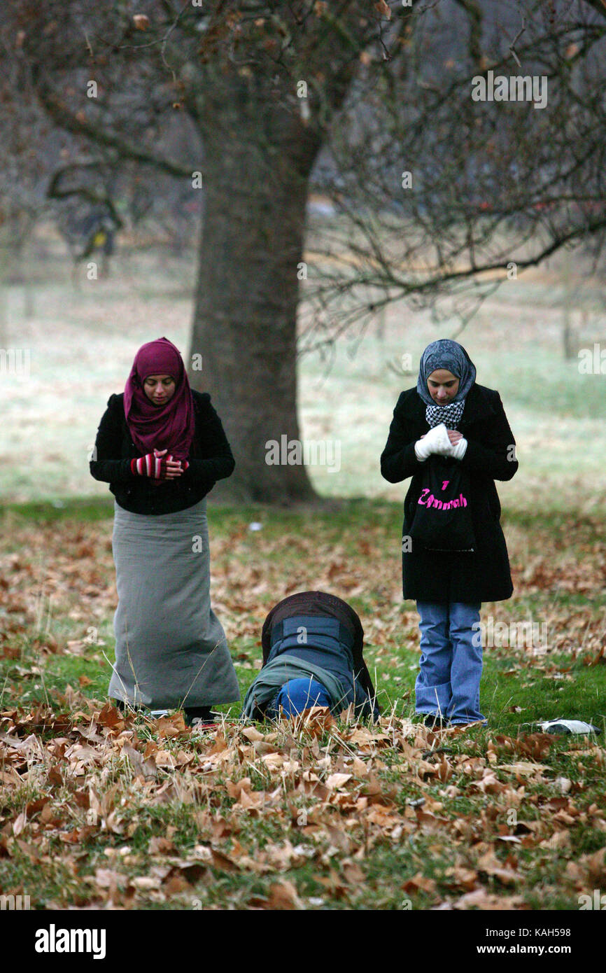 United Kingdom, London : Young Muslim women praying to Mecca in Hyde Park in London on 10 January 2009. Stock Photo