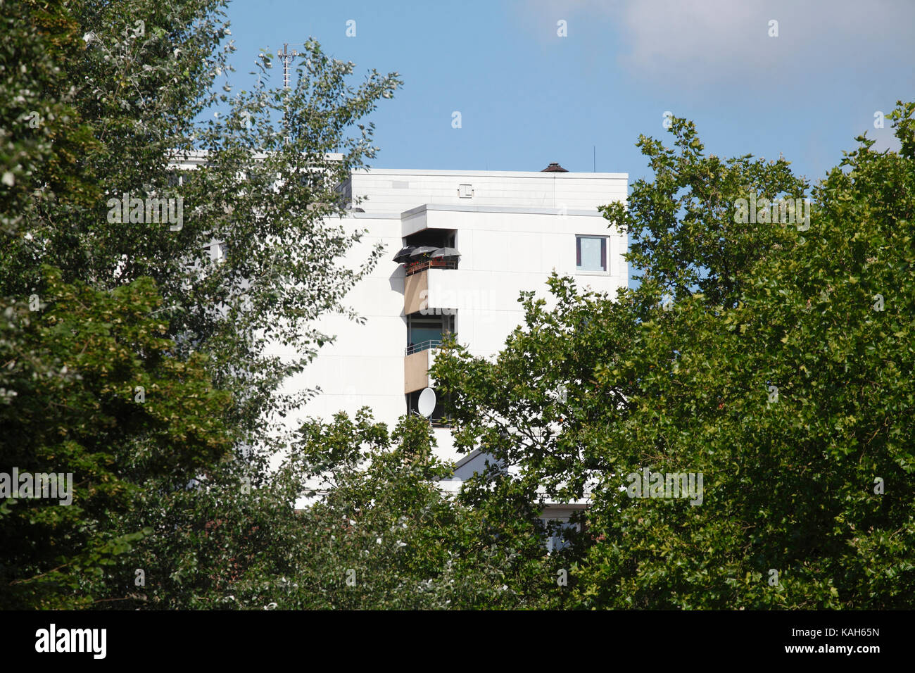 Block of flats balcony plants hi-res stock photography and images - Alamy