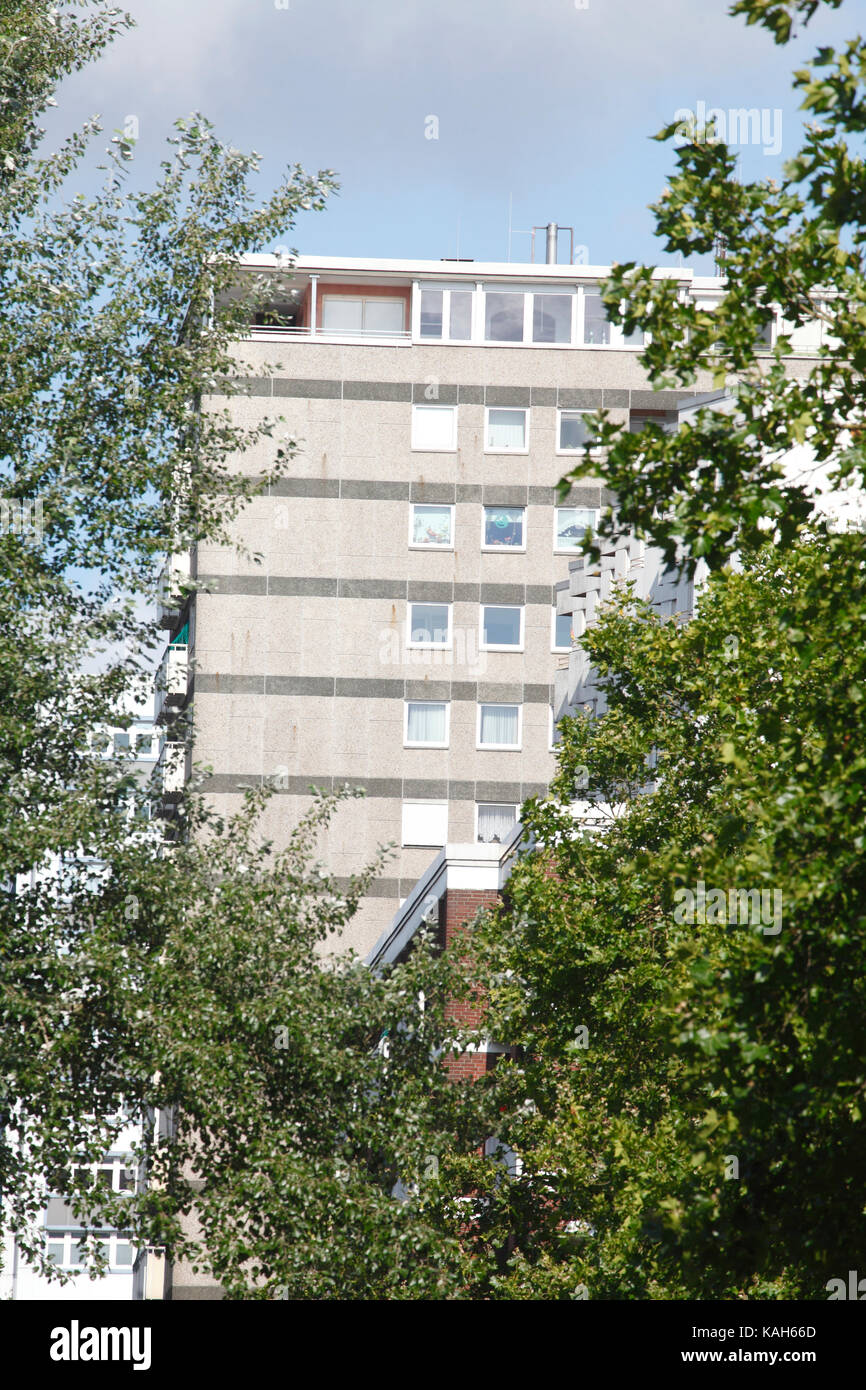 Block of flats balcony plants hi-res stock photography and images - Alamy