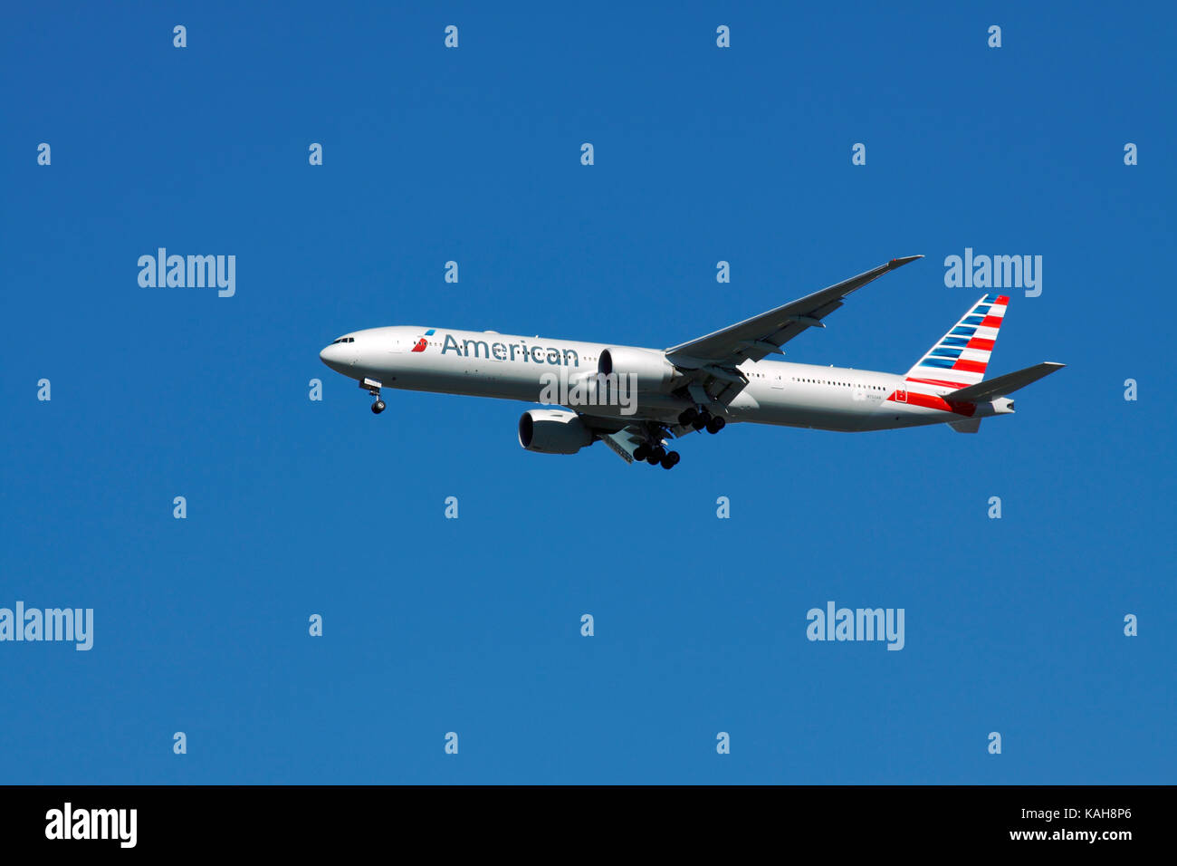 American Airlines Plane N732AN Flying over Southwest London on route to