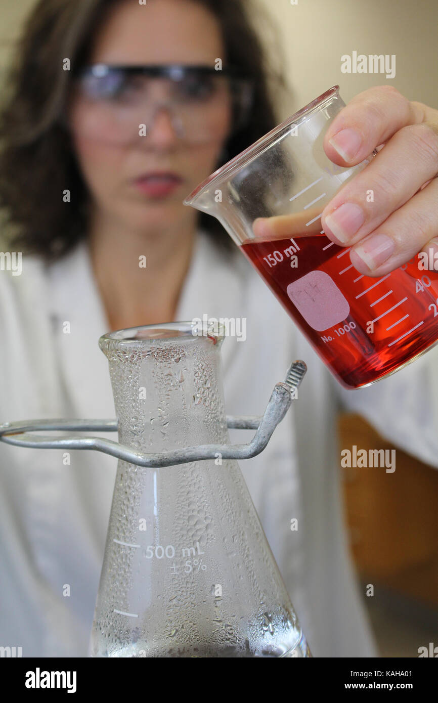 Lab tongs hires stock photography and images Alamy