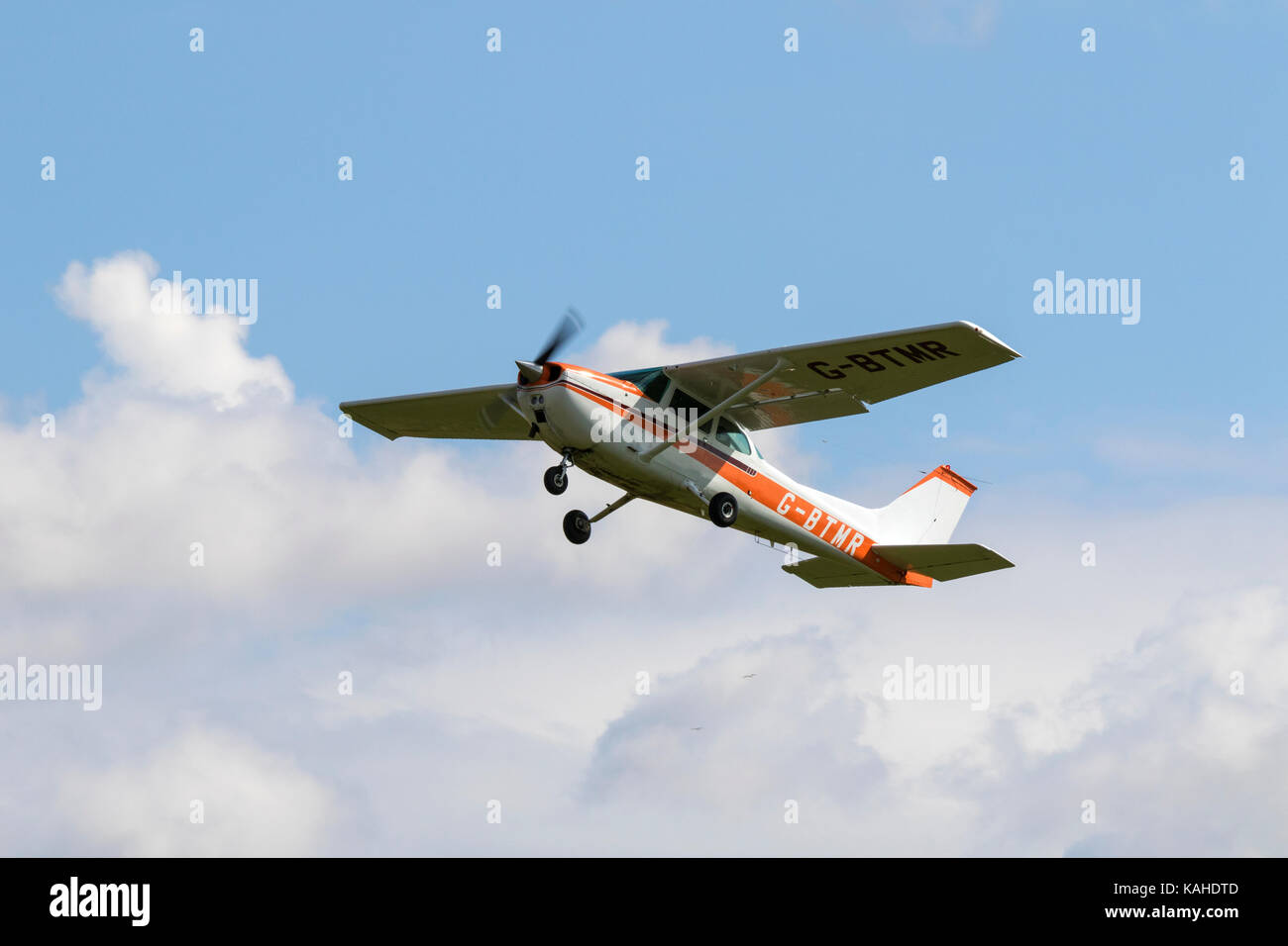 Cessna 172M Skyhawk G-BTMR Stock Photo - Alamy