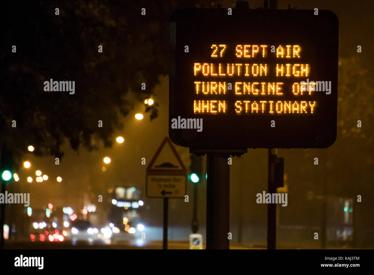 London, UK. 27th Sep, 2017. Warnings of pollution because of smoggy conditions in London. A sign warns commuters of potentially dangerous conditions on Clapham Common Southside.London 27 Sep 2017 Credit: Guy Bell/Alamy Live News Stock Photo