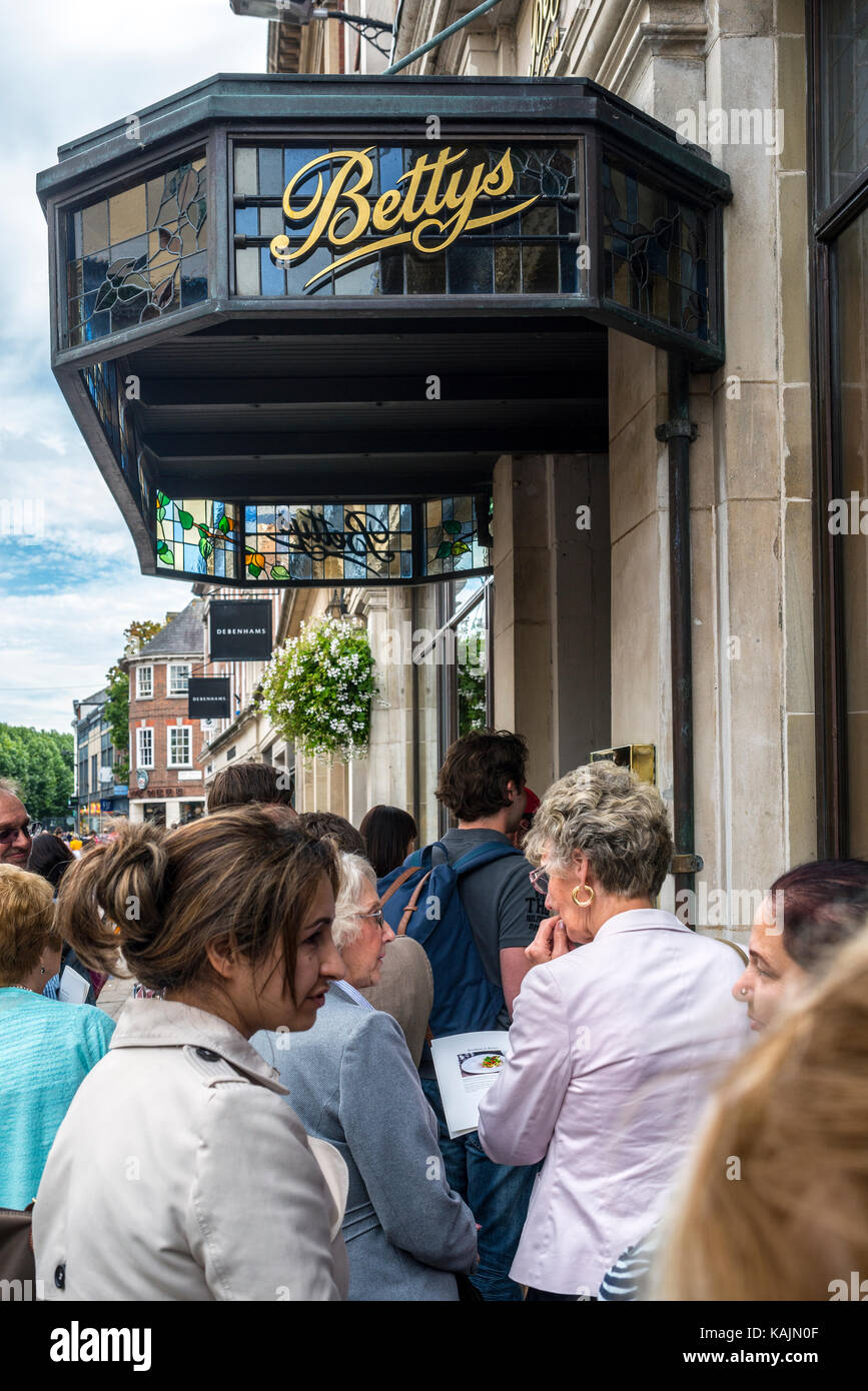 Queueing for Bettys Cafe Tea Rooms, York Stock Photo
