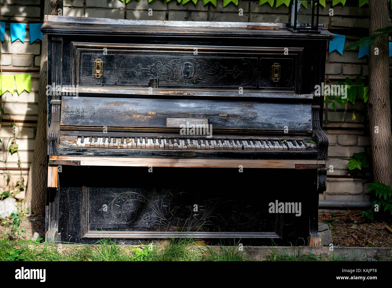 Old vintage piano stands outside Stock Photo Alamy