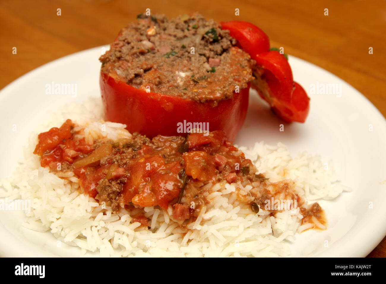 Gefüllte Paprikaschote mit Hackfleisch und Reis Stock Photo - Alamy