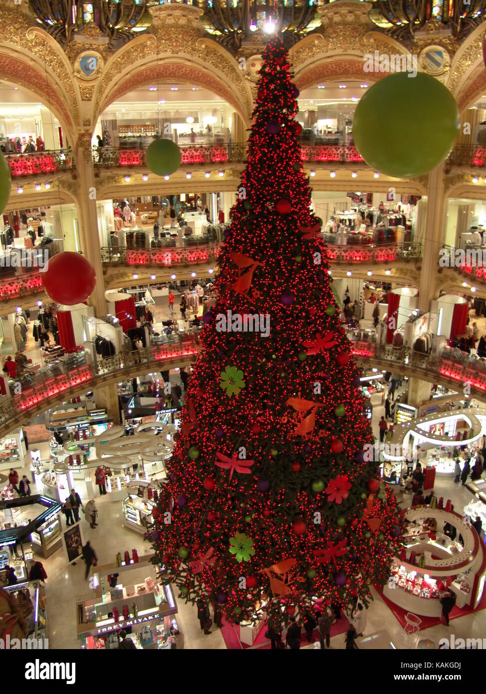 GIANT CHRISTMAS TREE IN GALERIE LAFAYETTE HALL PARIS GALERIE