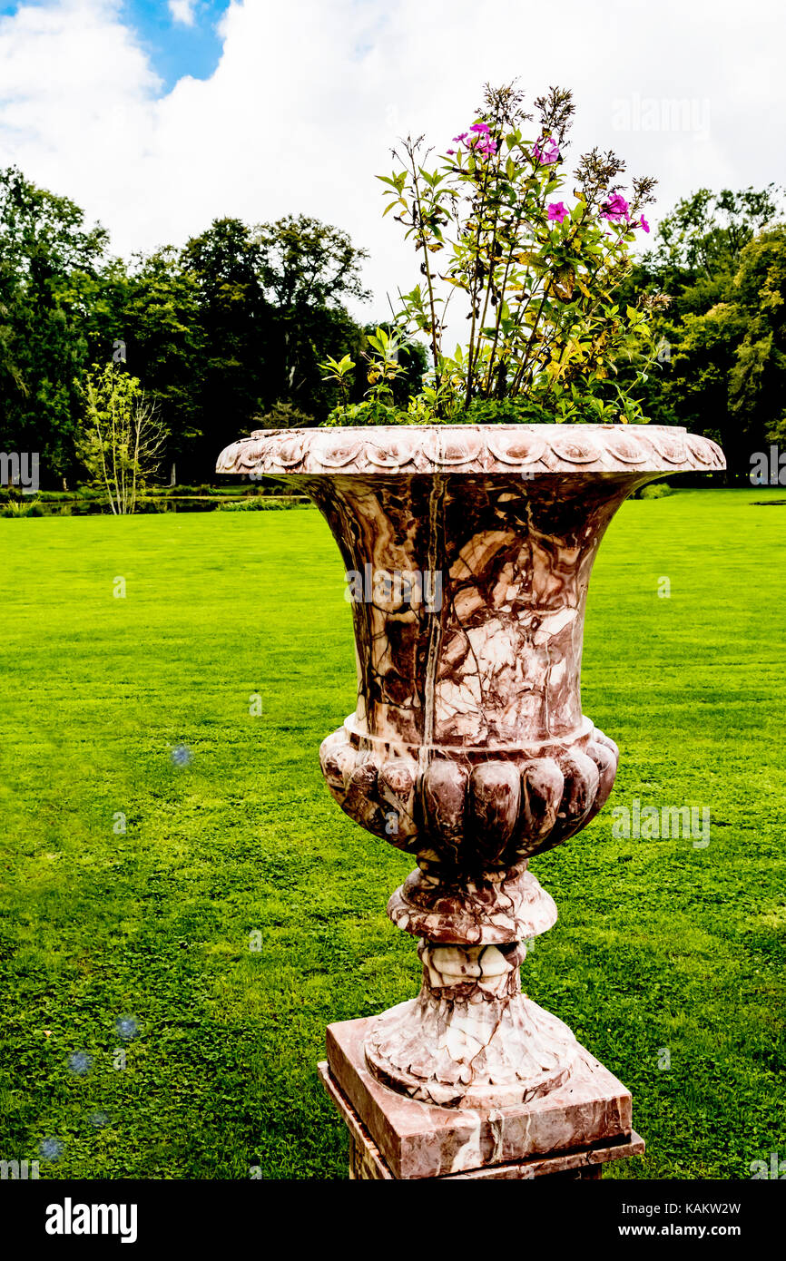 Schlosspark mit Maemorvase; Park with marble vase Stock Photo
