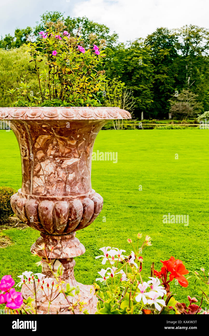 Schlosspark mit Maemorvase; Park with marble vase Stock Photo