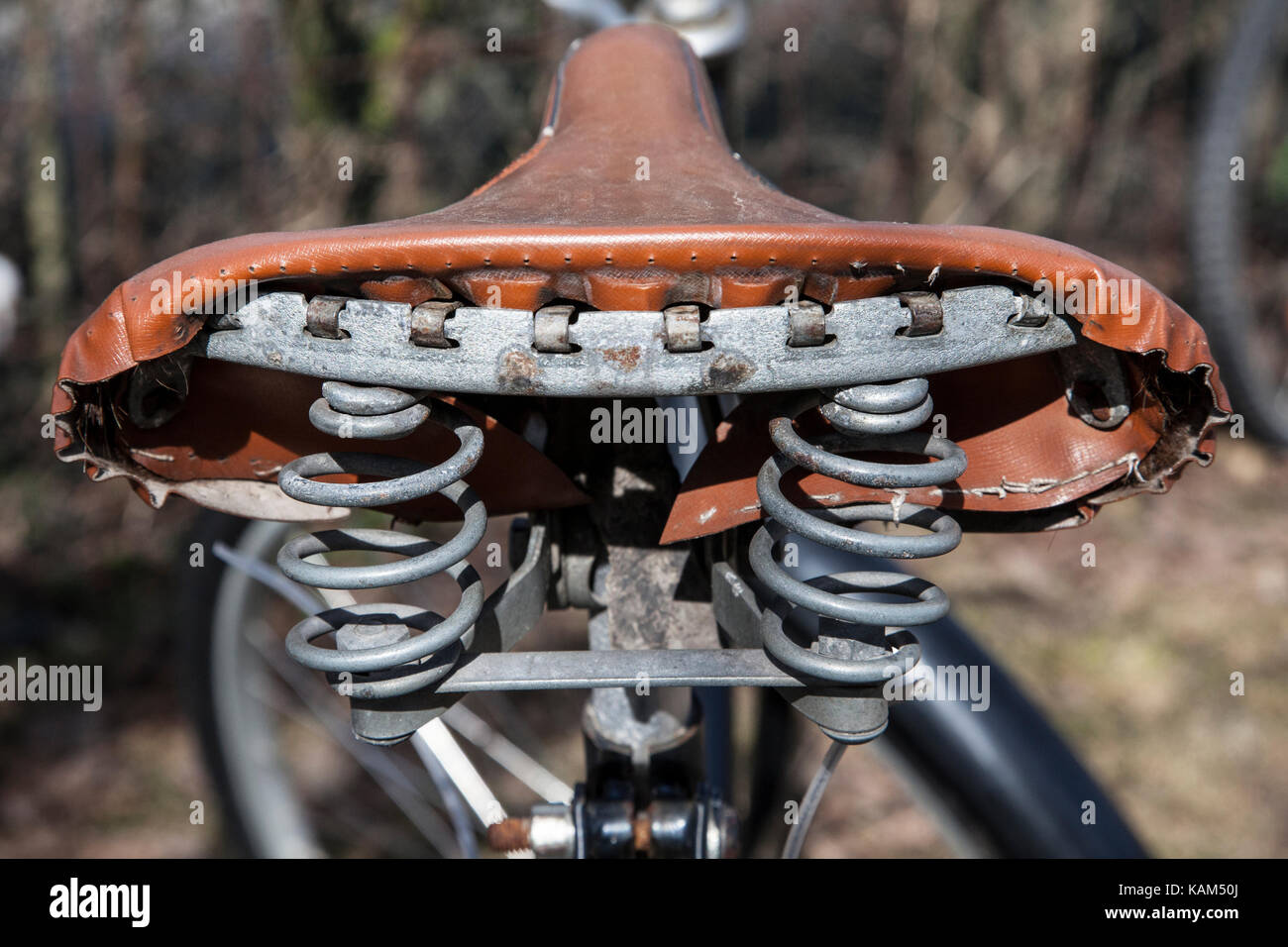 gammal cykelsadel / Old bicycle saddle Stock Photo