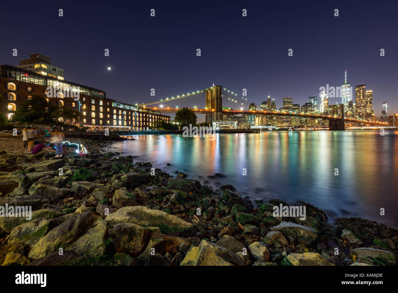 Evening in Main Street Park with view on the Financial District of Manhattan and the newly renovated Brooklyn waterfront. Dumbo, Brooklyn, New York Ci Stock Photo