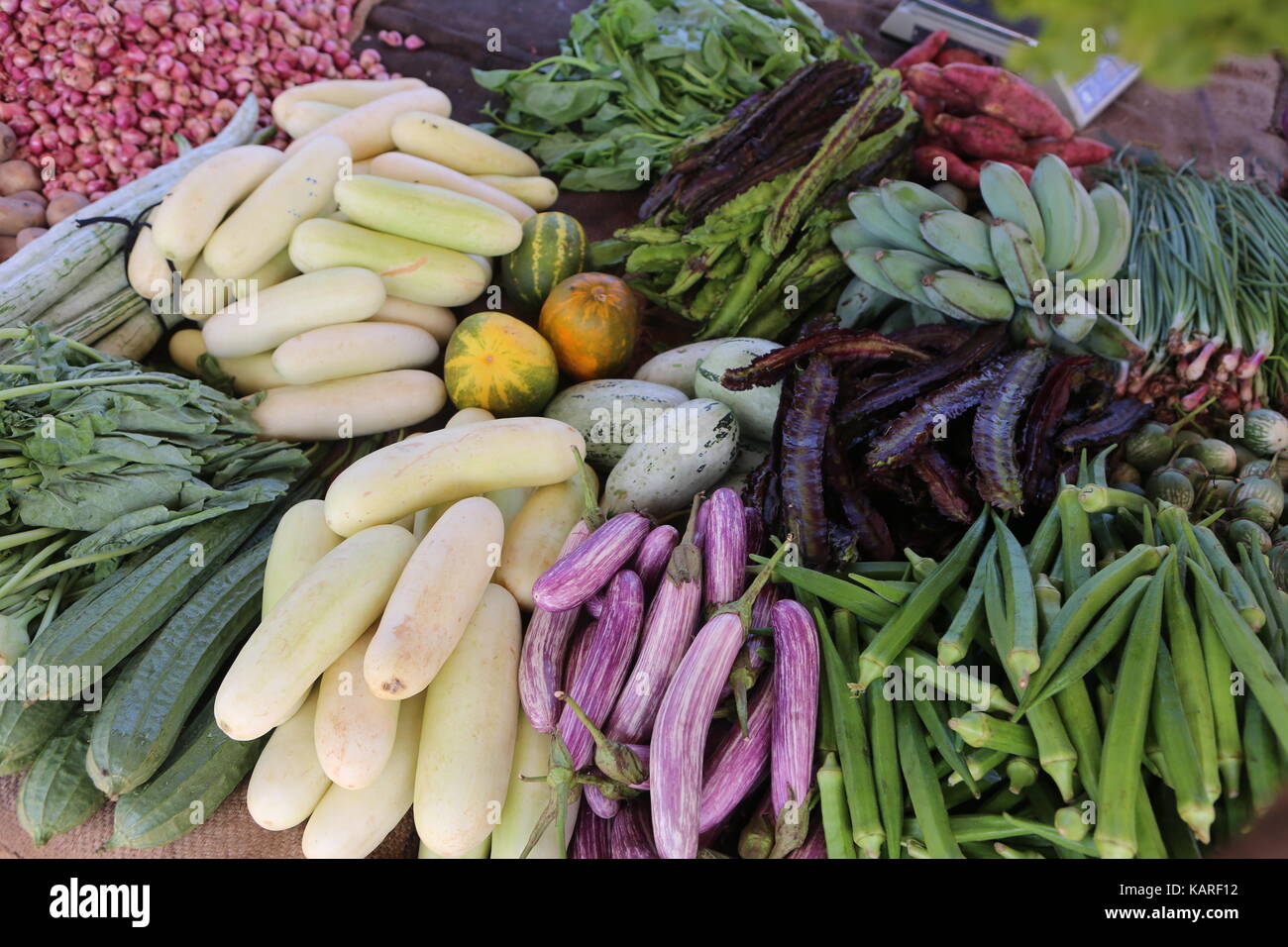 Various vegetables and fruits on an asian market --- Verschiedene Gemüse  und Früchte auf einem asiatischen markt Stock Photo - Alamy