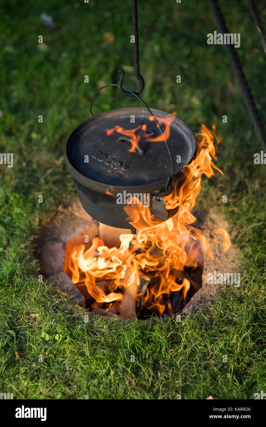 Cooking outside in a dutch oven Stock Photo Alamy