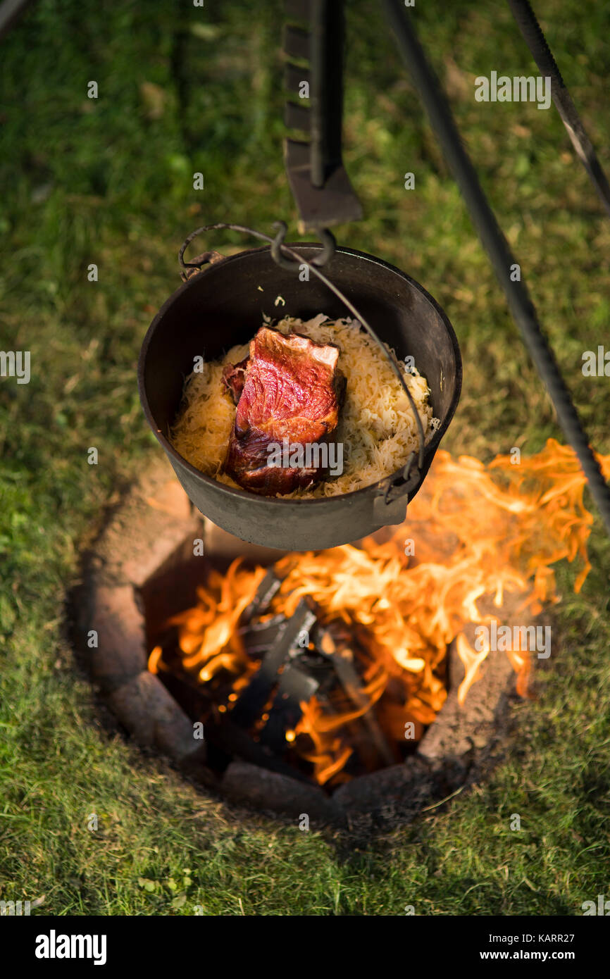 Cooking outside in a dutch oven Stock Photo Alamy