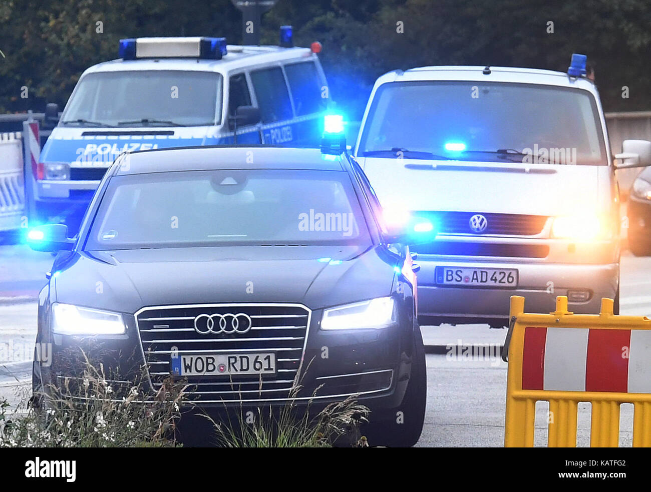 Celle, Germany. 27th Sep, 2017. A convoy of cars with blue light carries the defendant to the upper district court through the inner city in Celle, Germany, 27 September 2017. The terror trial against hate preecher Abu Walaa and four supporters continues with the hearing of evidence at the upper district court Celle. The federal public prosecution suspects Abu Walla to be the central leader of the terror militia Islamic State (IS) in Germany. Credit: Holger Hollemann/dpa/Alamy Live News Stock Photo