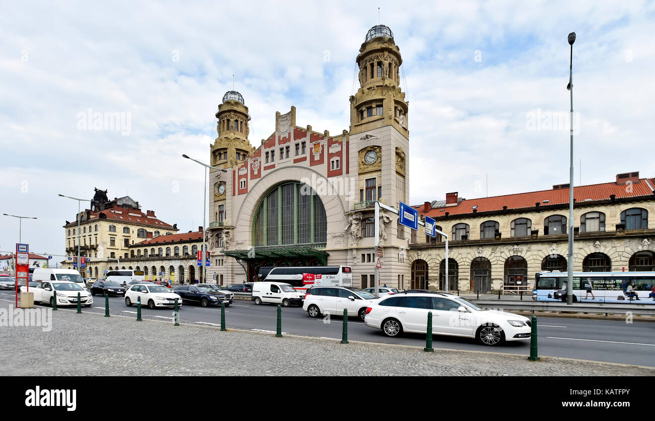 Prague, Czech Republic. 26th Sep, 2017. Prague 2 district court gave the verdict regarding one of complaints filed by Italy's Grandi Stazioni on who is the owner of the Fanta building at Prague main railway station, on September 27. The owner of the building is SZDC (Railway Infrastructure Administration), according the court verdict. On the photo, taken on September 26, is seen the front facade of the Art Nouveau Fanta's building of the railway station by architect Josef Fanta. Credit: Vit Simanek/CTK Photo/Alamy Live News Stock Photo