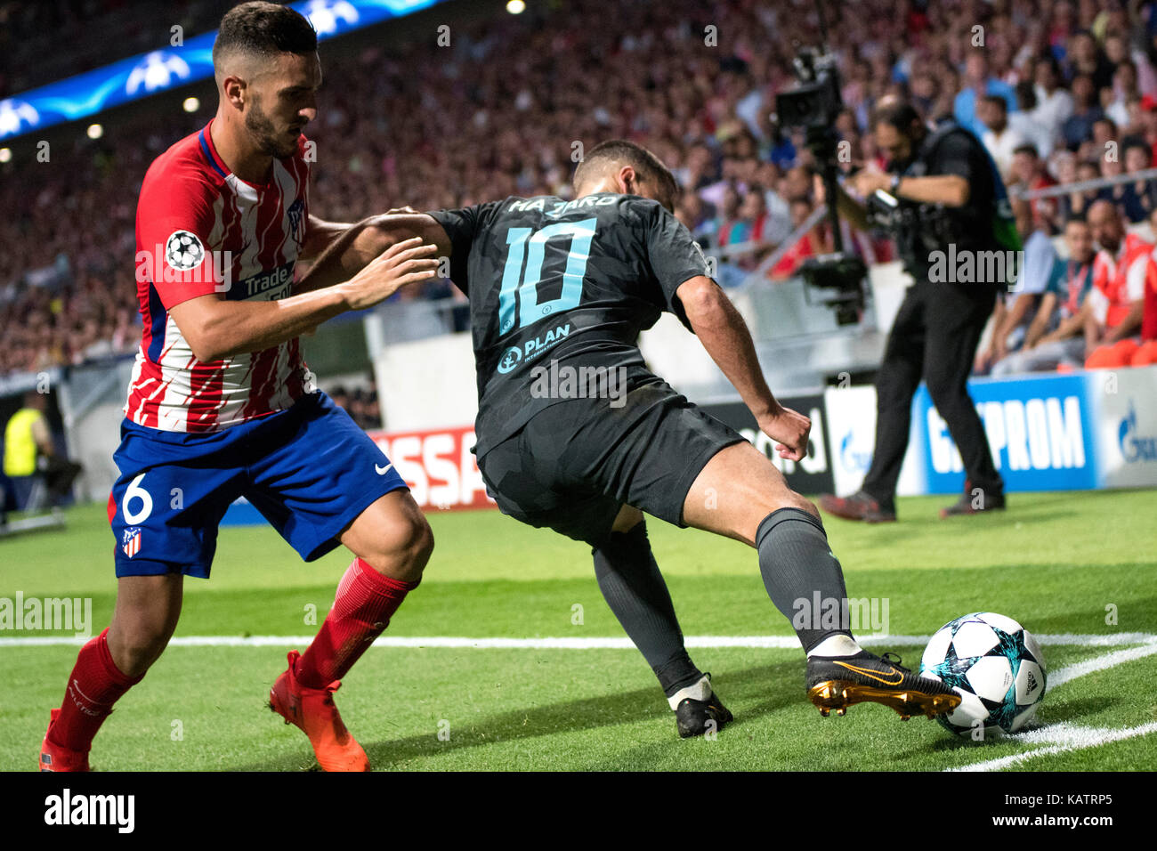 Madrid, Spain. 27th Sep, 2017. Eden Hazard (Mildfierd, Chelsea FC) in action covered by Koke Resurreccion (Mildfierd, Atletico Madrid) during the football match of group stage of 2017/2018 UEFA Europa League between Club Atletico de Madrid and Chelsea Football Club at Wanda Metropolitano Stadium on September 27, 2017 in Madrid, Spain. Credit: David Gato/Alamy Live News Stock Photo