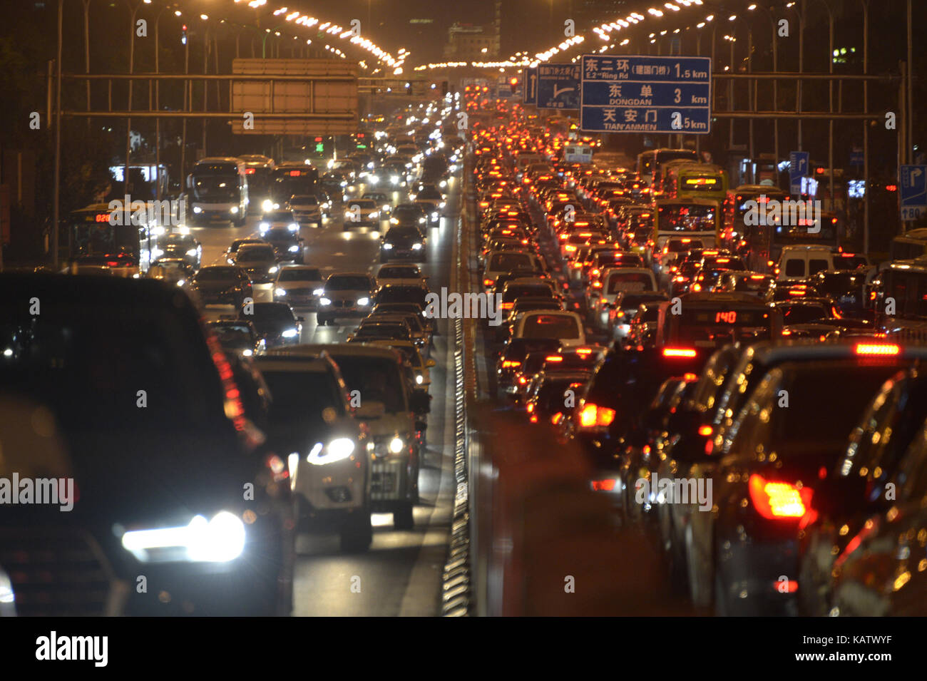 Сильная пробка. Москва пробки большие. самая большая пробка в москве. пробка из авто. пробка на дороге ночью.