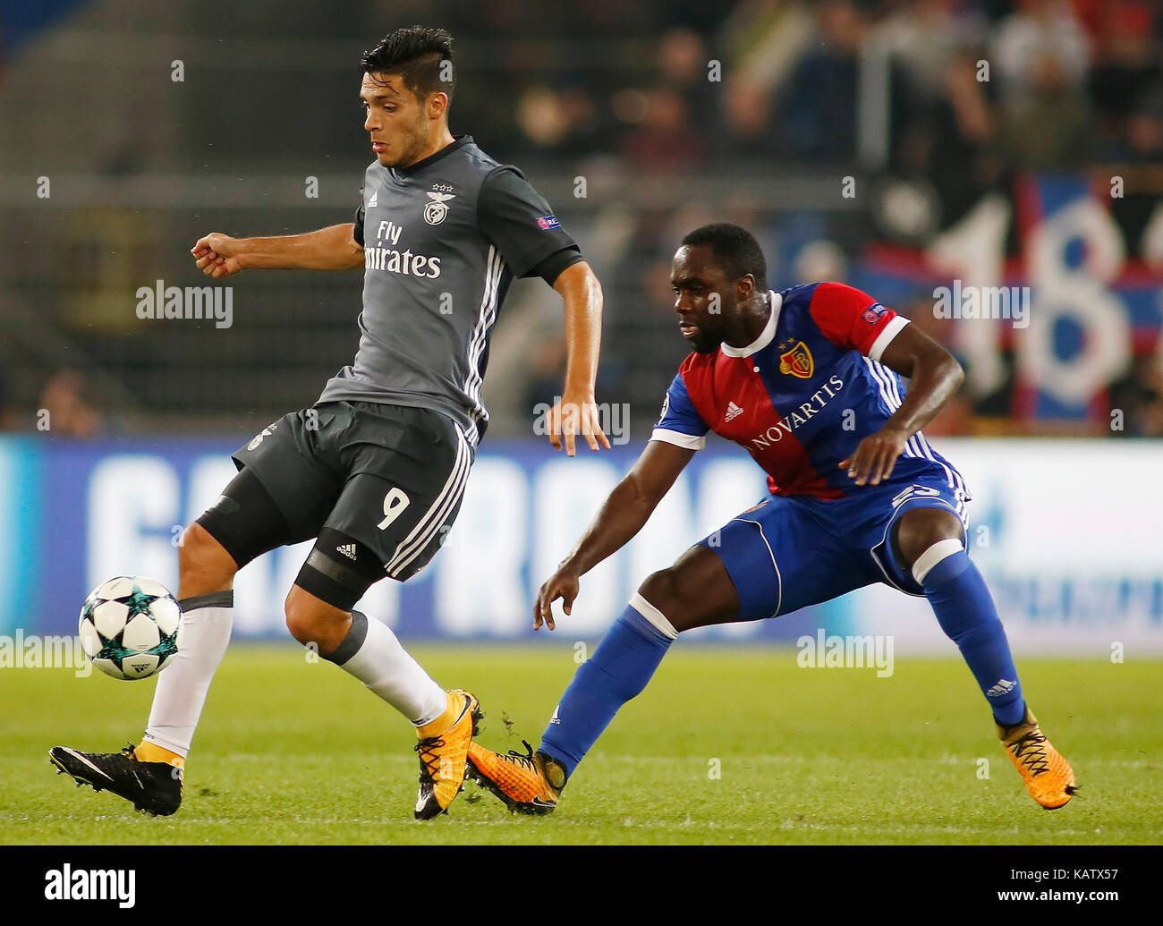 Basel, Switzerland. 27th Sep, 2017. Eder Balanta (R) of Basel competes with Raul Jimenez of Benfica during the UEFA Champions League group A match between Basel and Benfica in Basel, Switzerland, on Sept. 27, 2017. Basel won 5-0. Credit: Michele Limina/Xinhua/Alamy Live News Stock Photo