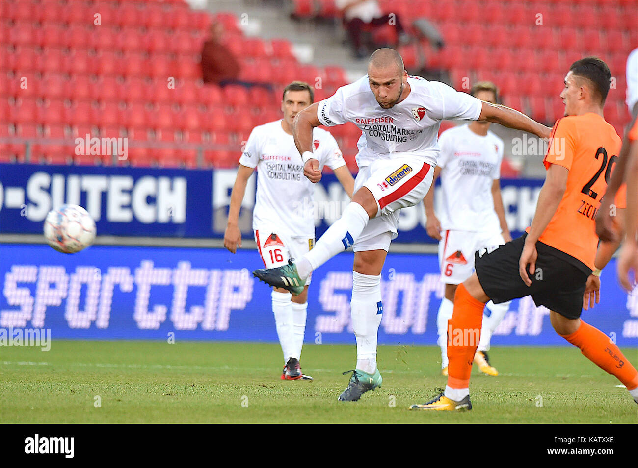 Sion 27.09.2017, Football Raiffeisen Super League, FC Sion - Lausanne-Sport,  Pajtim Kasami (FC Sion 13) with Andi Zeqiri (LS 29) Photo: Cronos/Frederic  Dubuis Stock Photo - Alamy