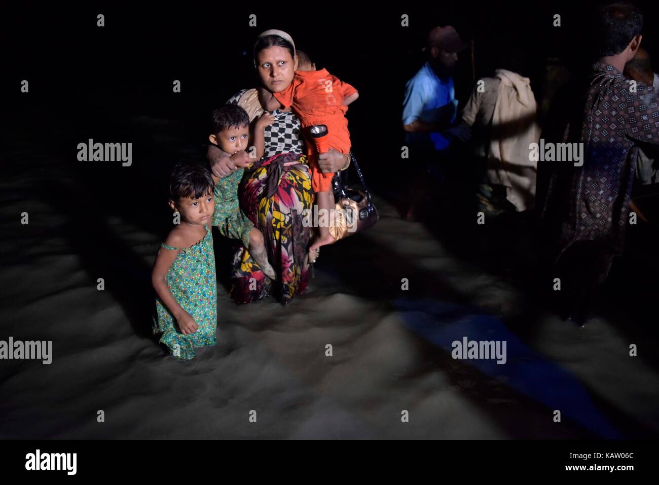 Cox's Bazar, Bangladesh. 28th Sep, 2017. On a dark night Myanmar’s minority Rohingya Muslim refugees disembark from a boat on the bank of Naf River at Shah Porir Deep, in Teknaf, Cox’s Bazar, Bangladesh, September 28, 2017. Credit: SK Hasan Ali/Alamy Live News Stock Photo