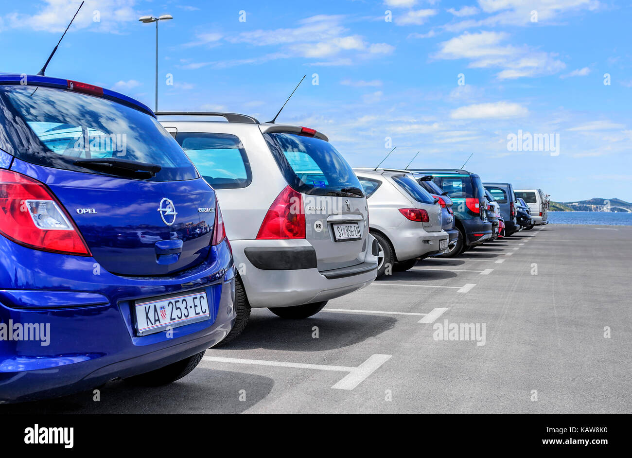 New car parking lot hi-res stock photography and images - Alamy