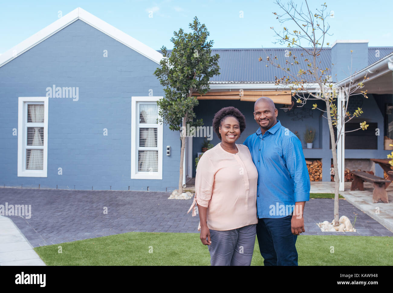 African couple outside hi-res stock photography and images - Alamy