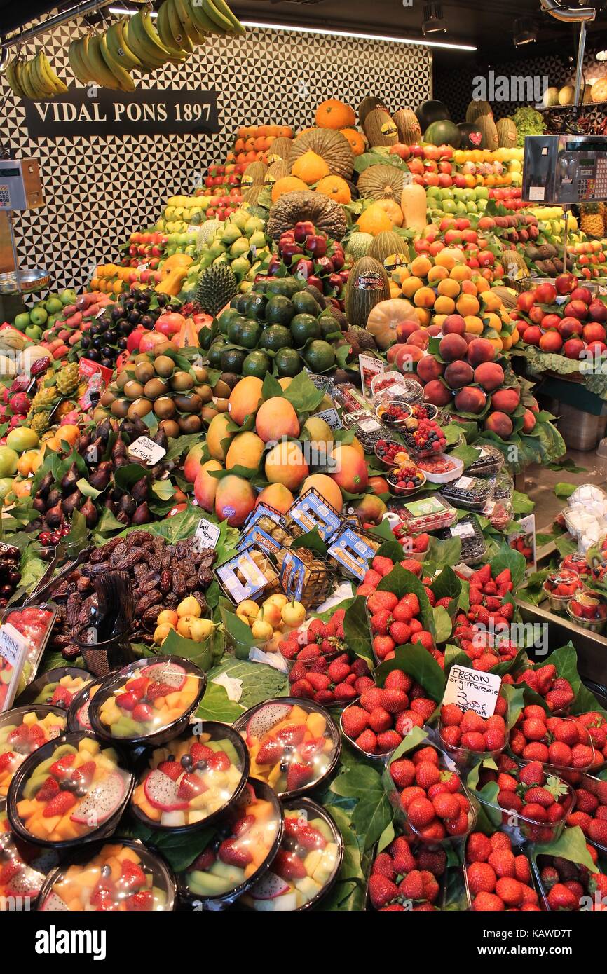 Fruit stand at the market Stock Photo - Alamy