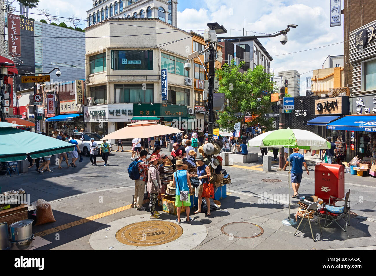 SEOUL, SOUTH KOREA - AUGUST 12, 2017: Insadong street - the main street of the Insadong area in Seoul. It is a popular shopping area Stock Photo