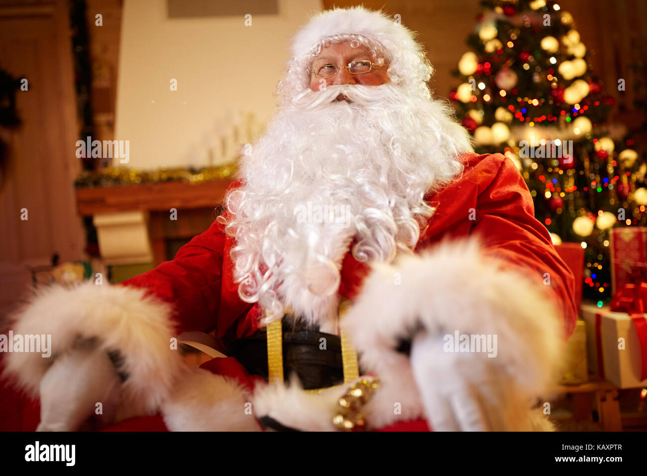 Smiling santa claus hi-res stock photography and images - Alamy