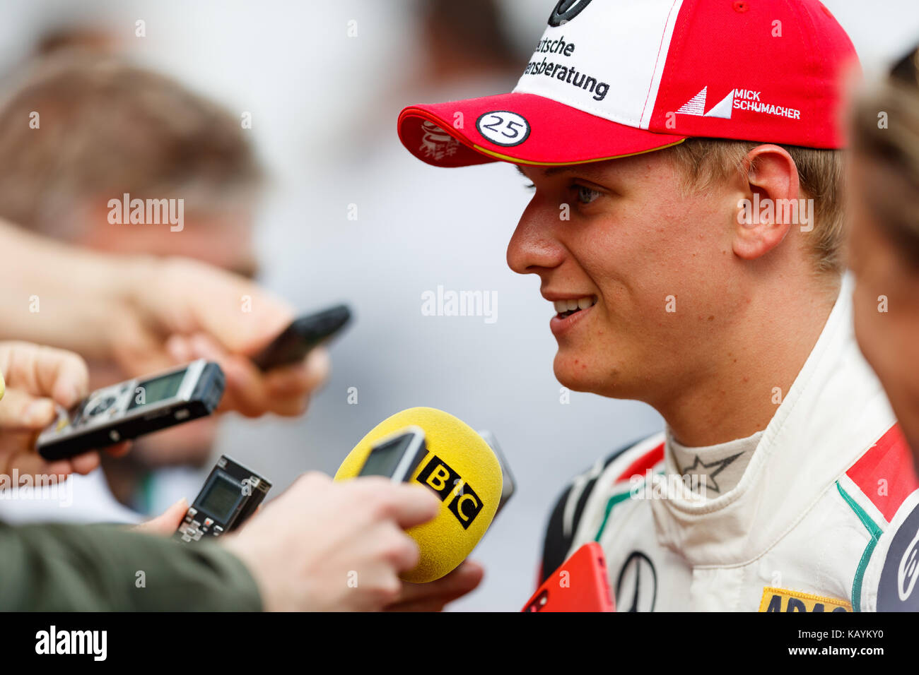 Casque Miniature Mick Schumacher Belgique GP 2017 – Échelle 1:8, Couleur Jaune/bleu/vert
