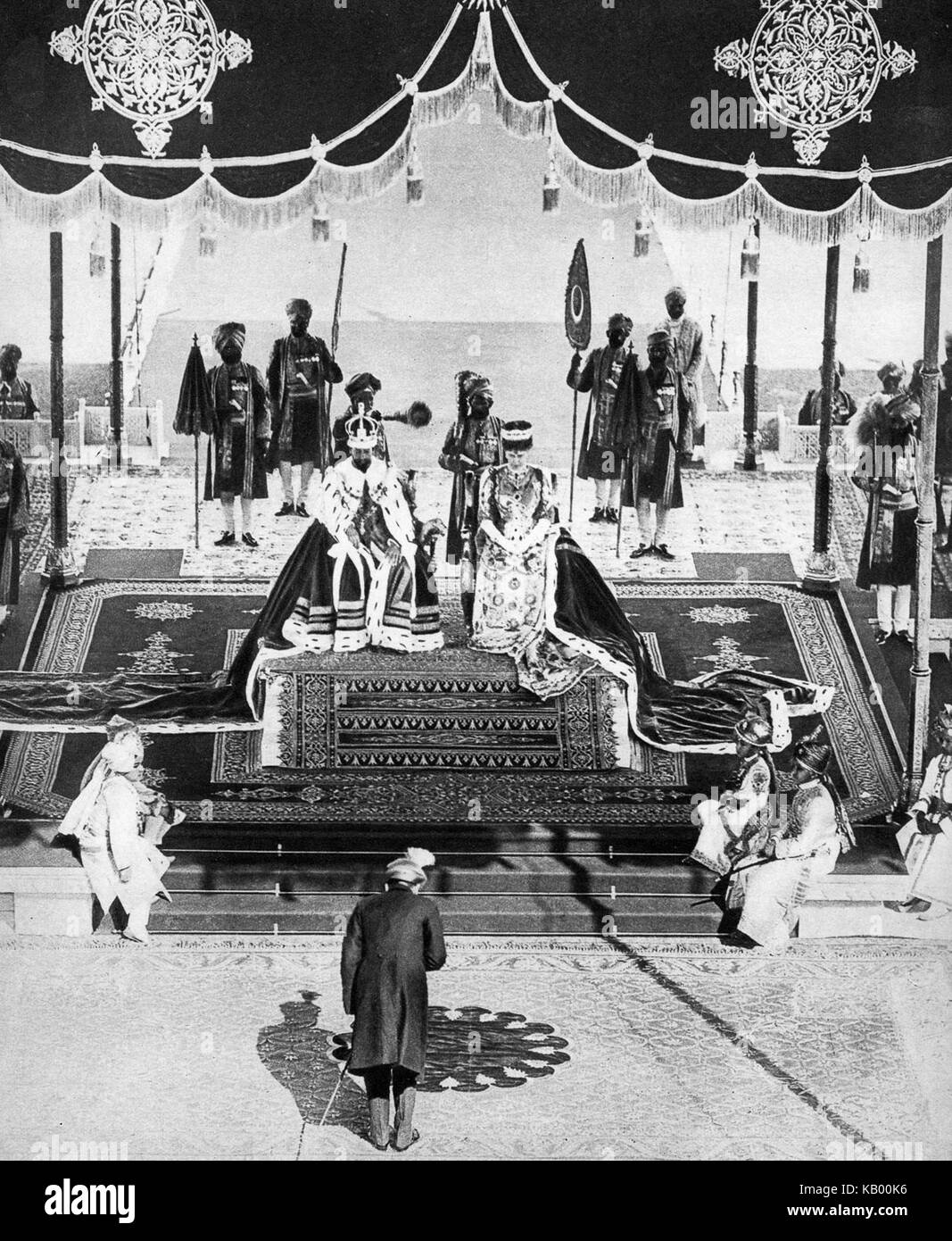 The Nizam of Hyderabad pays homage to the king and queen at the Delhi Durbar Stock Photo