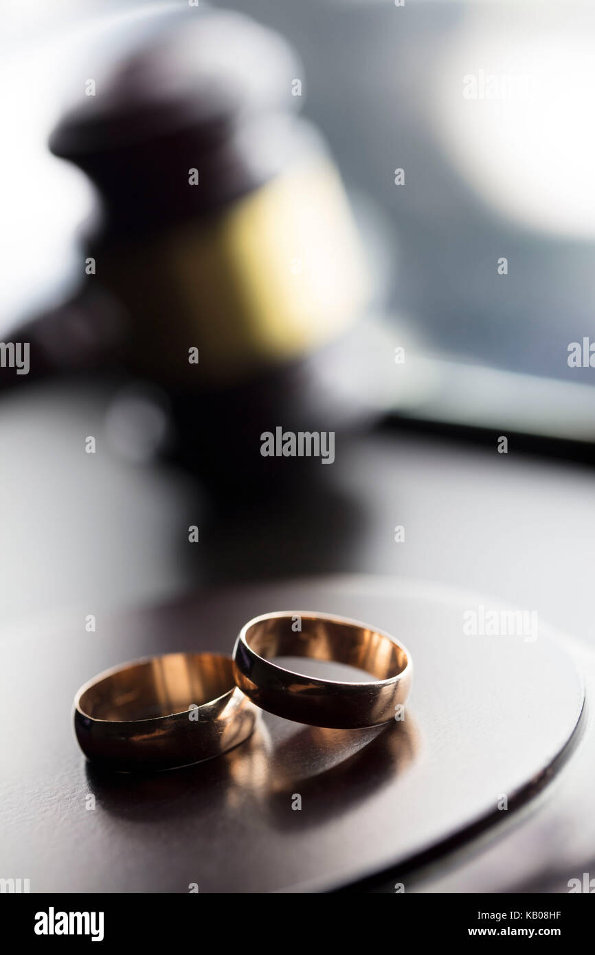 Divorce law concept. Wedding ring and gavel Stock Photo Alamy