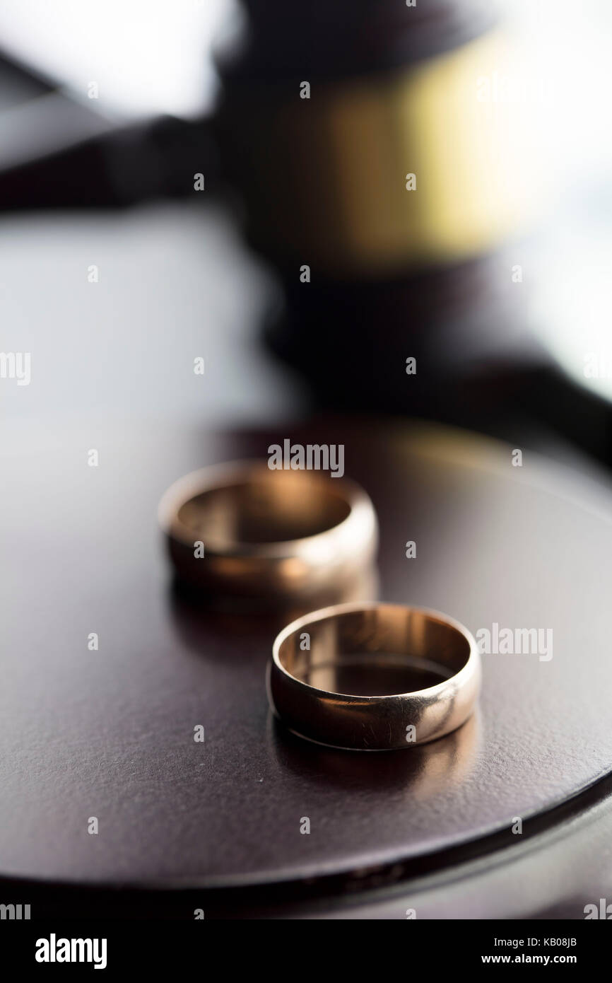 Divorce law concept. Wedding ring and gavel Stock Photo Alamy