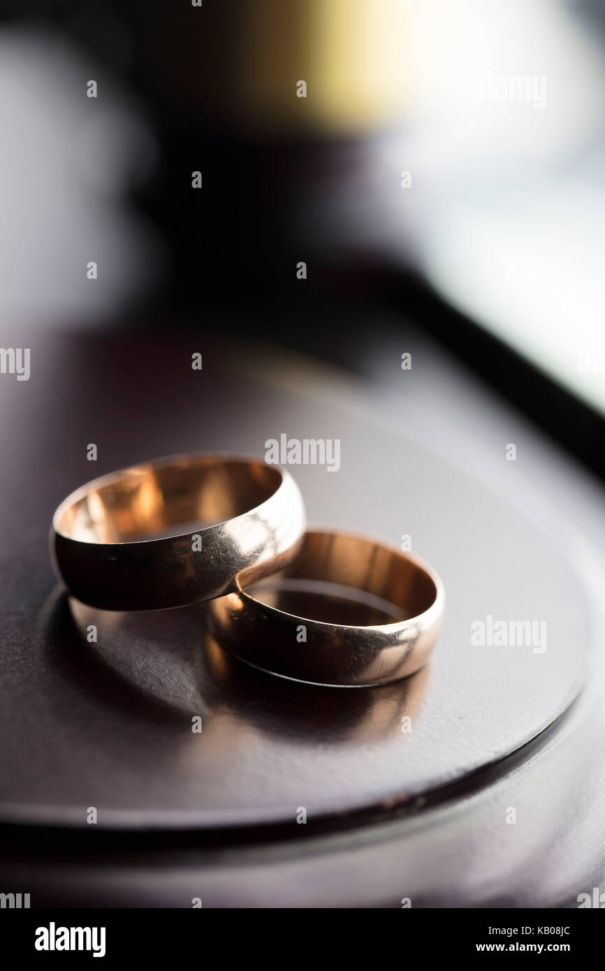 Divorce law concept. Wedding ring and gavel Stock Photo Alamy