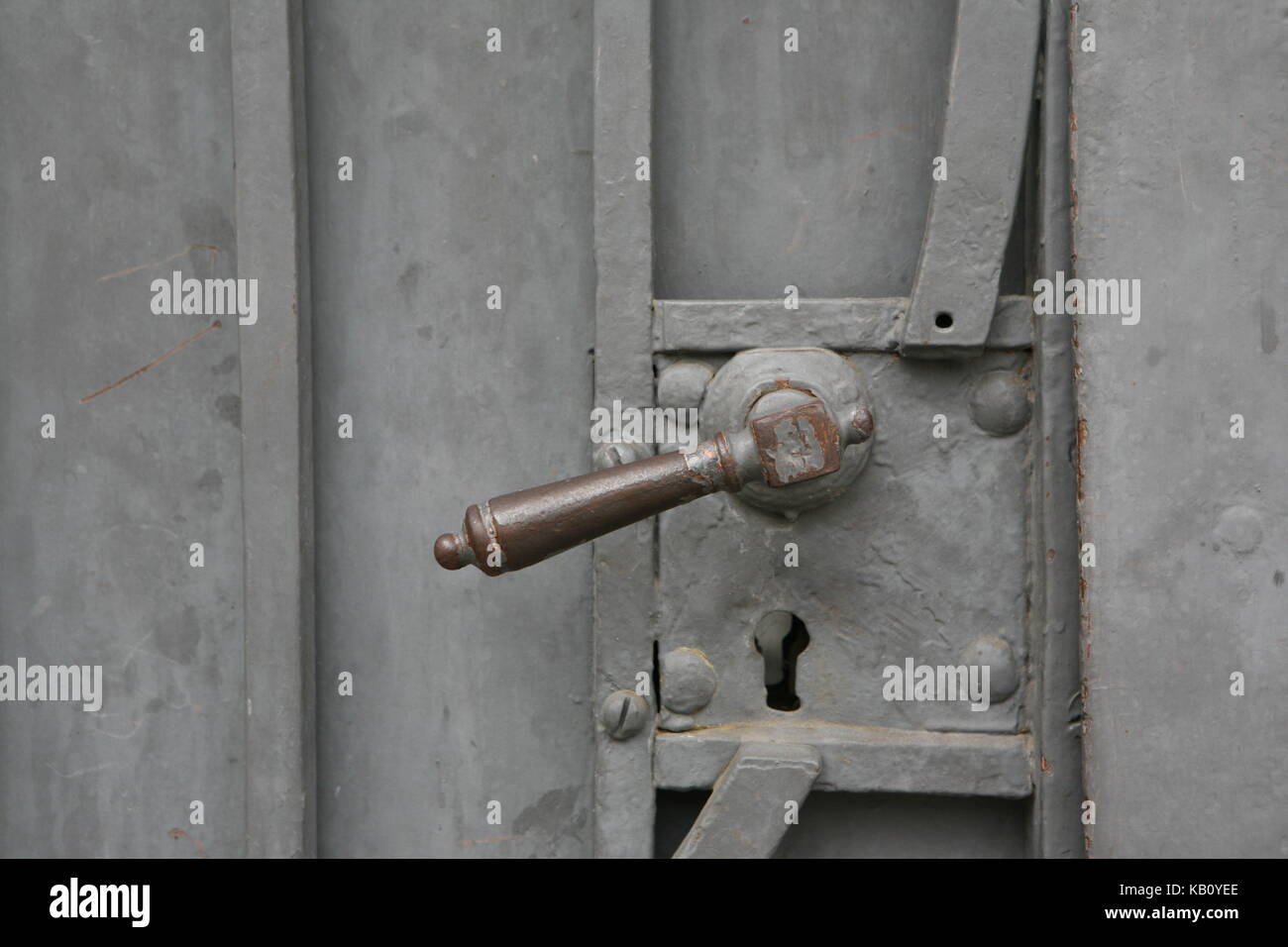 Metalltür - Türgriff mit Schloss hellgrau - metal door with keyhole and handle Stock Photo