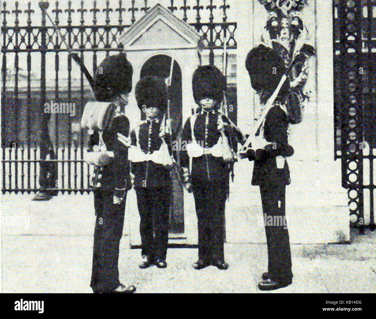 1932 - Changing of the sentries at Buckingham Palace, home of the British Queen Stock Photo