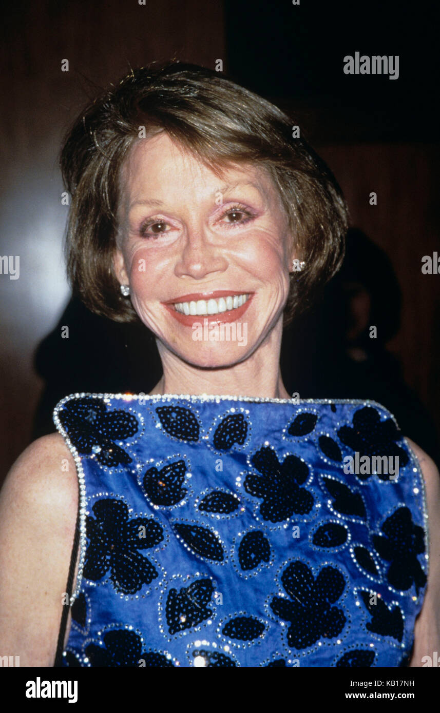 Mary Tyler Moore Is An American Actress Primarily Known For Her Roles In Television Sitcoms 2427