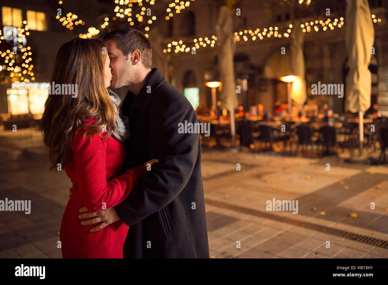 Romantic couple kissing night hi-res stock photography and images - Alamy