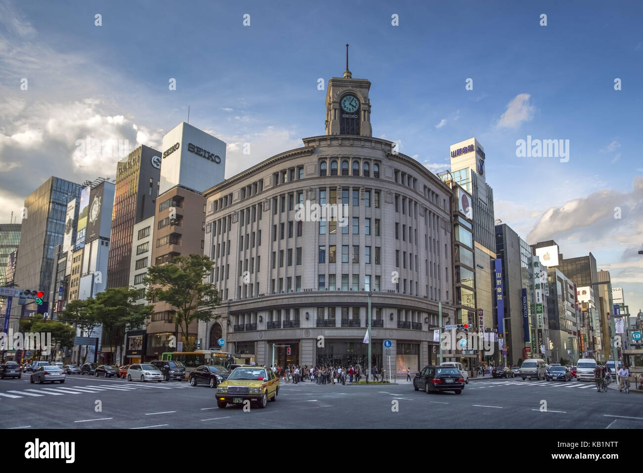 Tokyo, Ginza, blue Hour. The flagship store for the luxury brand, Harry  Winston. Close up of the exterior of glass building showing main entrance  Stock Photo - Alamy