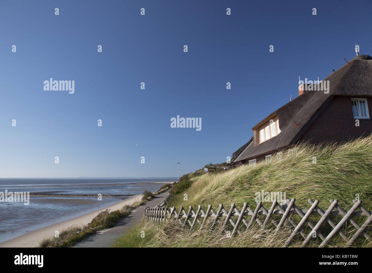 Thatched-roof houses by the North Sea with low tide, List, Sylt island, Schleswig - Holstein, Germany, Stock Photo